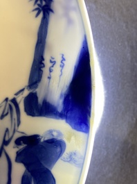 Une assiette en porcelaine de Chine en bleu et blanc &agrave; d&eacute;cor des 'Sept sages dans la for&ecirc;t de bambou', marque de Xuande, Kangxi